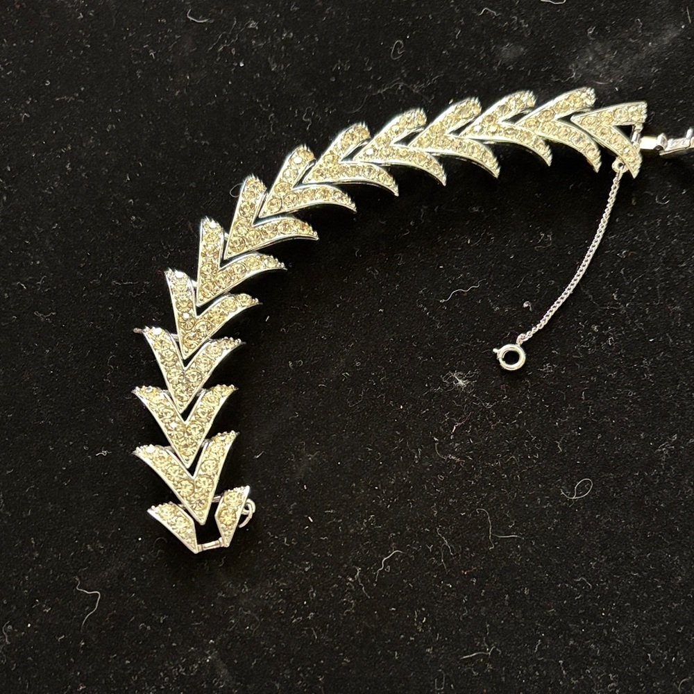 Sarah Coventry Silver Bracelet this is a vintage rhinestone o